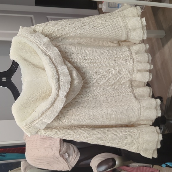 SOLD-Axes Femme Cape - Picture 12 of 15